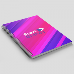 CADERNO PERSONALIZADO CAPA DURA A4 Capa Dura 21x29,7cm Capa colorida e miolo preto e branco Laminação: Brilho / Fosco / Holográfica Encadernação Wire-o 100 folhas pautadas